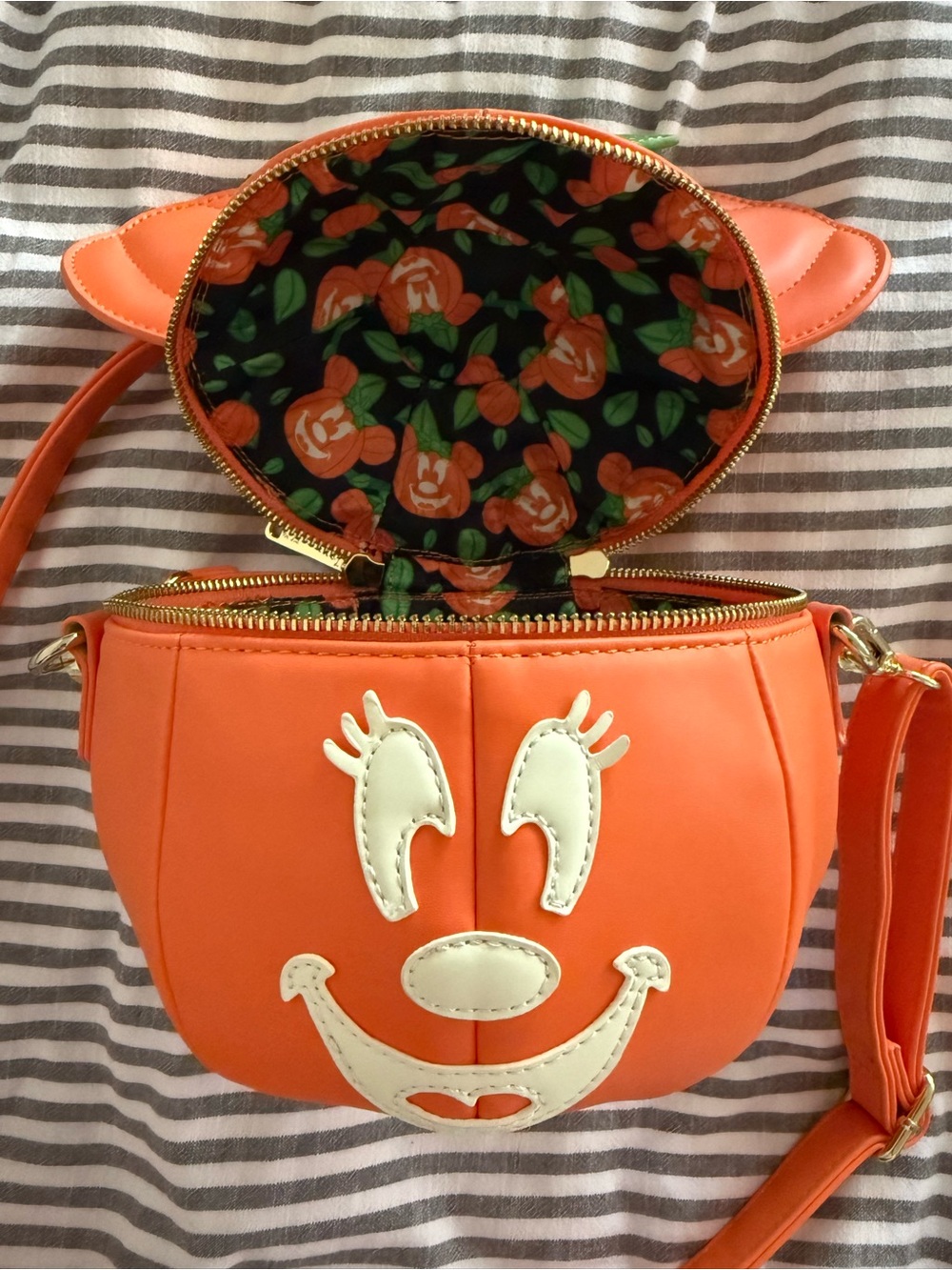 Loungefly Glow in the Dark Minnie Mouse Pumpkin Crossbody Bag - Picture 7 of 9